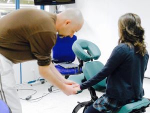 demonstration chaise ergonomique massage assis
