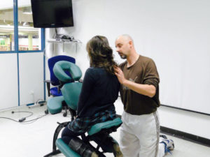 massage assis avec une chaise ergonomique de massage